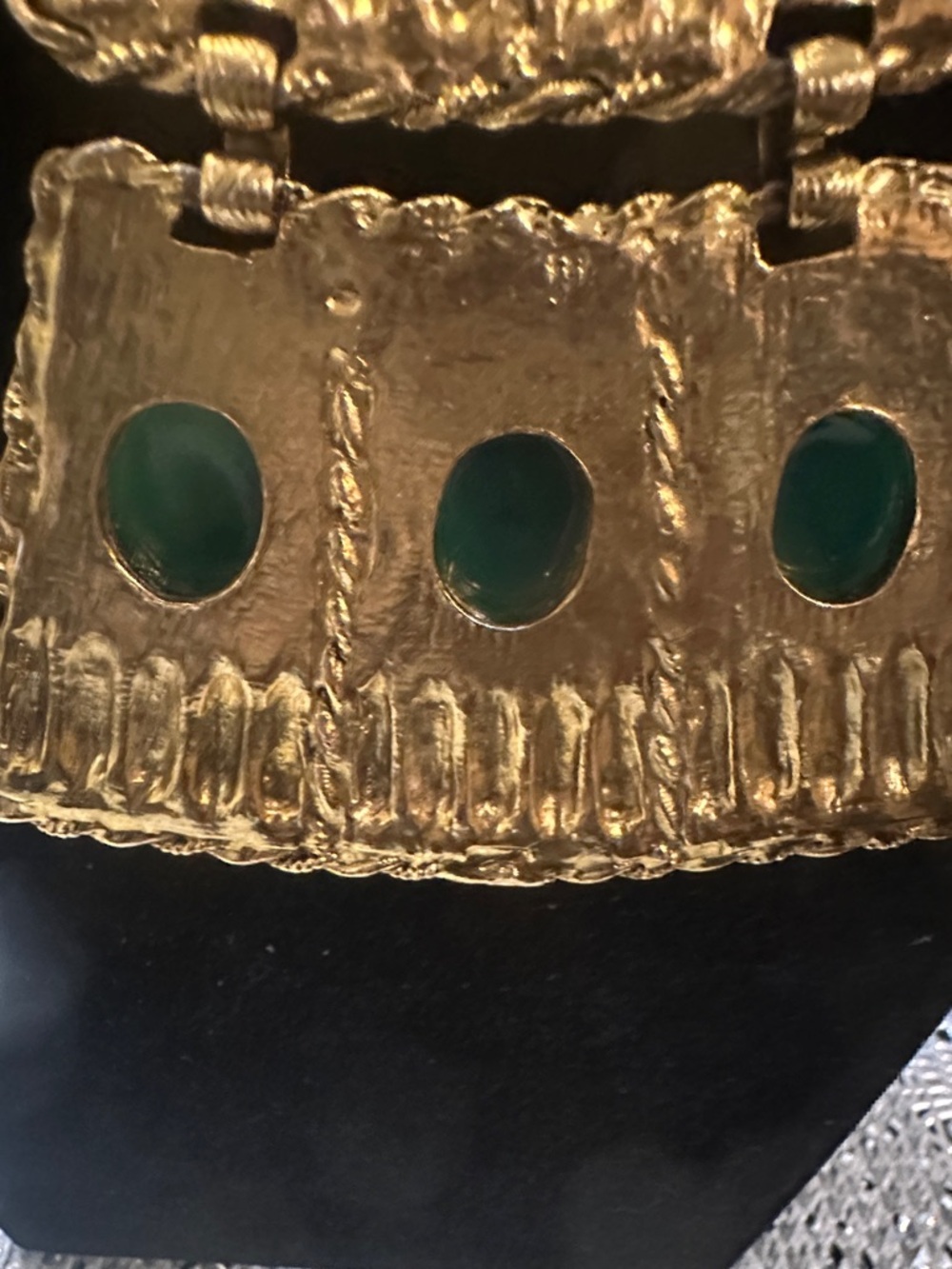 Elegant Vintage Gold Necklace with Green cabochons - Picture 7 of 10